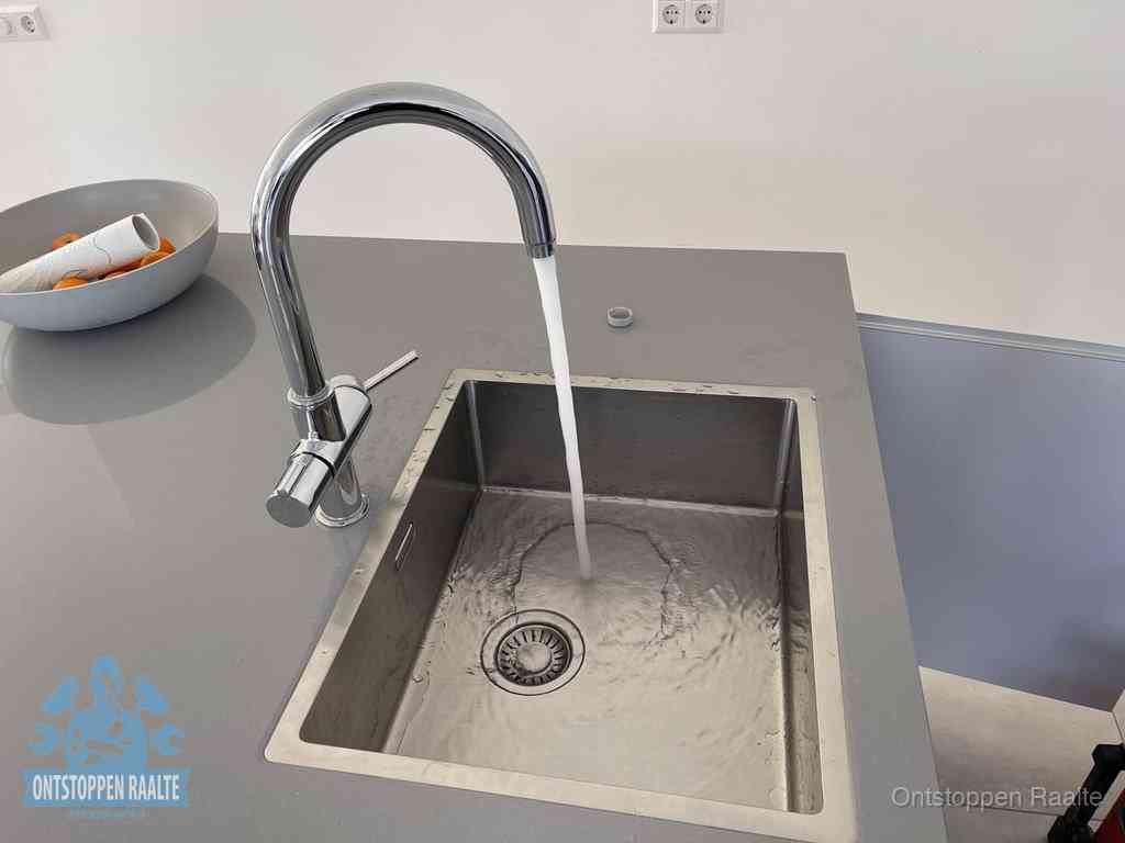 Een vrij doorstromende rvs spoelbak waar het water moeiteloos wegloopt, het resultaat van slim onderhoud dat geld bespaart in Raalte
