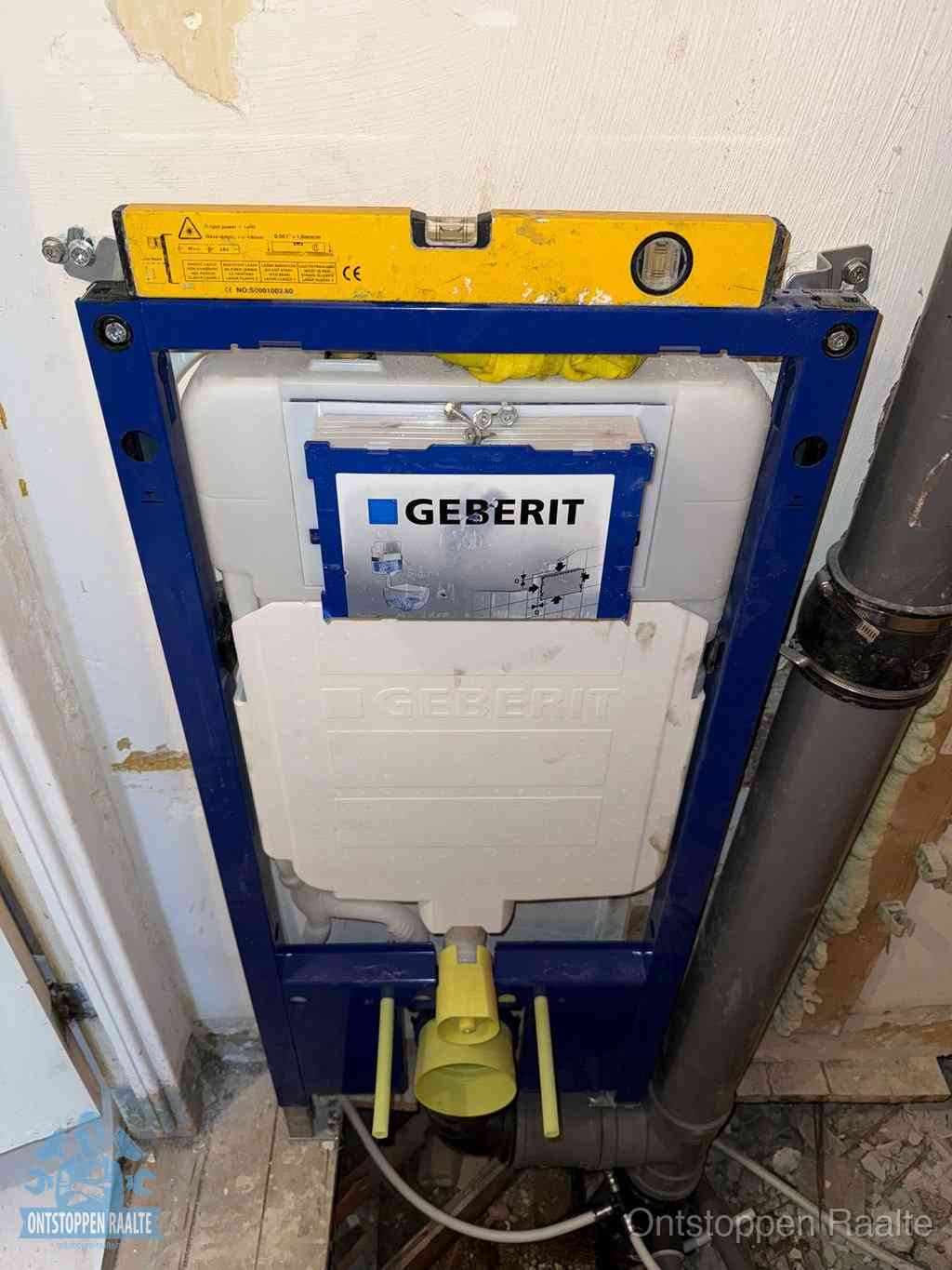 Een Geberit inbouwreservoir met frame voor een hangtoilet tegen de wand, met de afvoerbocht naar de vloer, kenmerkend voor een verstopt hangtoilet in Raalte