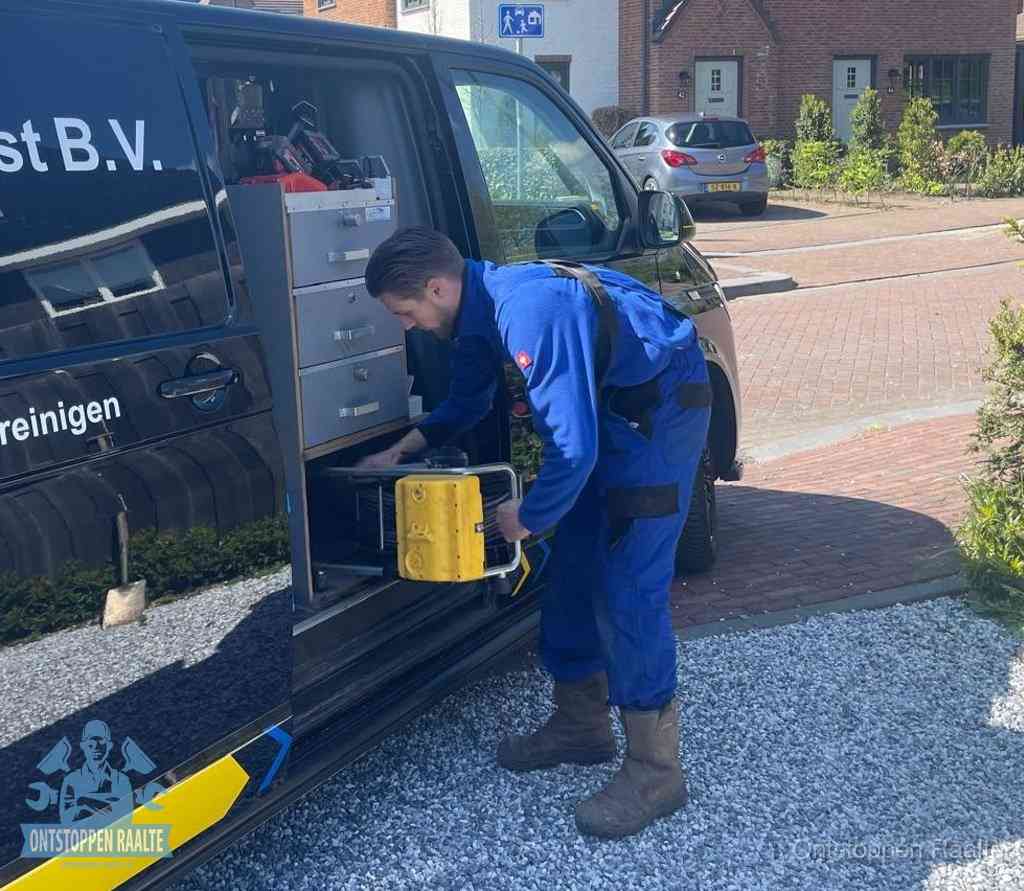 Een monteur pakt apparatuur uit de bedrijfsbus voor service aan huis, het moment om een professional in te schakelen in Raalte