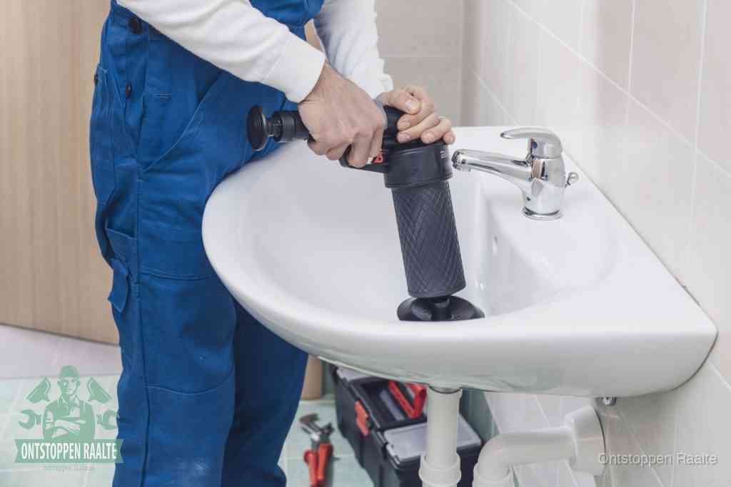 Een te ruwe doe-het-zelf poging met een hand-pomp op de afvoer van een badkamer-wastafel, een van de veelgemaakte fouten bij afvoer ontstoppen in Raalte