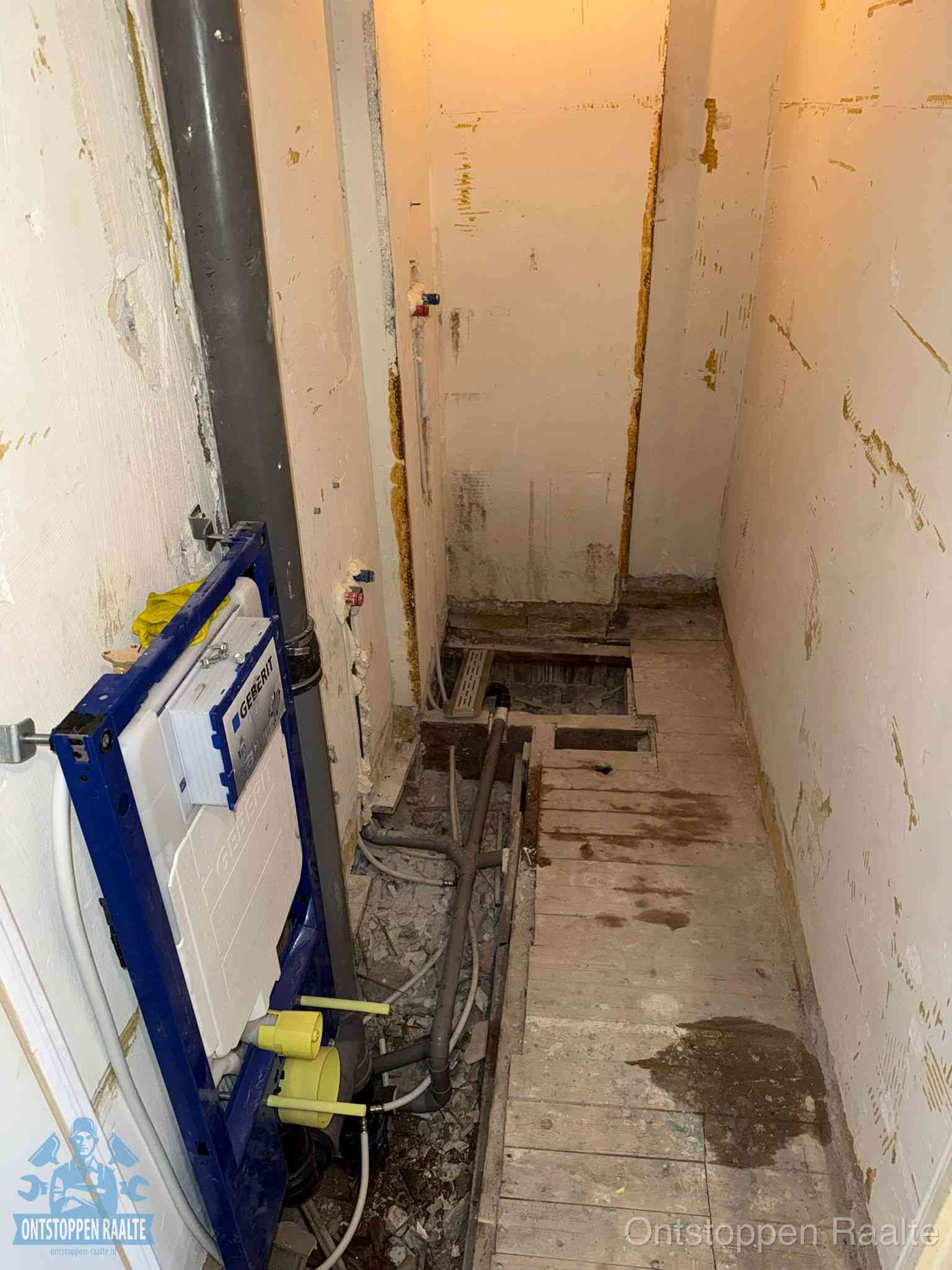 Een opgebroken toiletruimte tijdens renovatie met een Geberit inbouwreservoir en blootliggende oude afvoerleidingen, typisch voor oudere woningen in Raalte